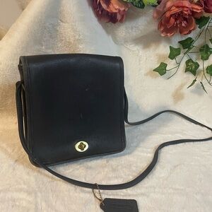 *****Vintage Elegant Black COACH Leather Shoulder/Crossbody Bag